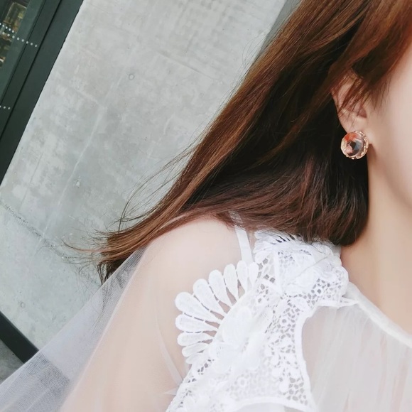 Clear Dried Flower Stud Earrings - Picture 2 of 11